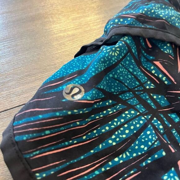 Lululemon Black Pattern Athletic Workout Shorts Women 6 - Picture 4 of 5